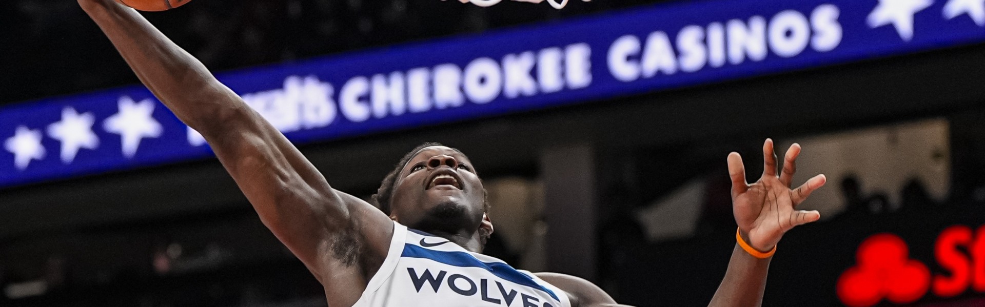 爱德华兹：我第四节就打低位&amp;我练了一夏天 因为我总被各种包夹